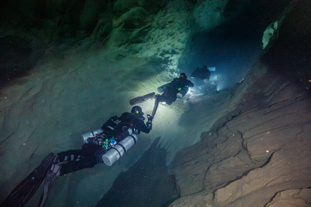「水中洞窟探検 なぜROV(水中ドローン)じゃないのか？」