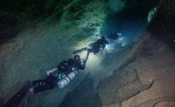 「水中洞窟探検 なぜROV(水中ドローン)じゃないのか？」